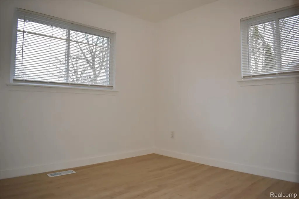 28095 Selkirk Street Southfield City MI 48076