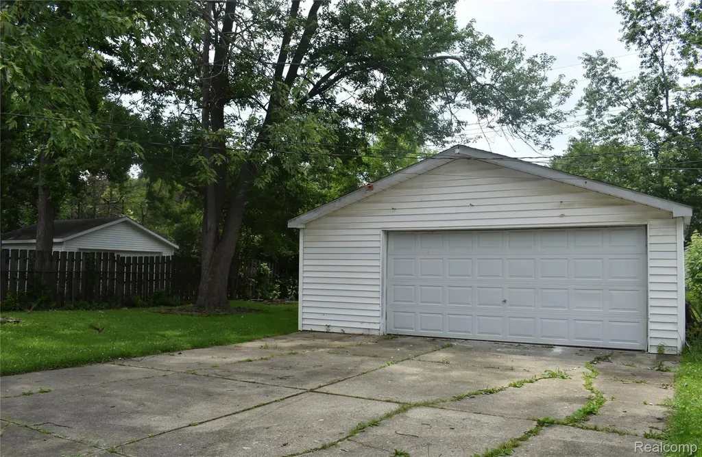 28095 Selkirk Street Southfield City MI 48076
