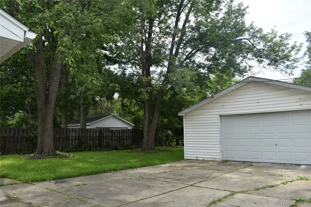 28095 Selkirk Street Southfield City MI 48076