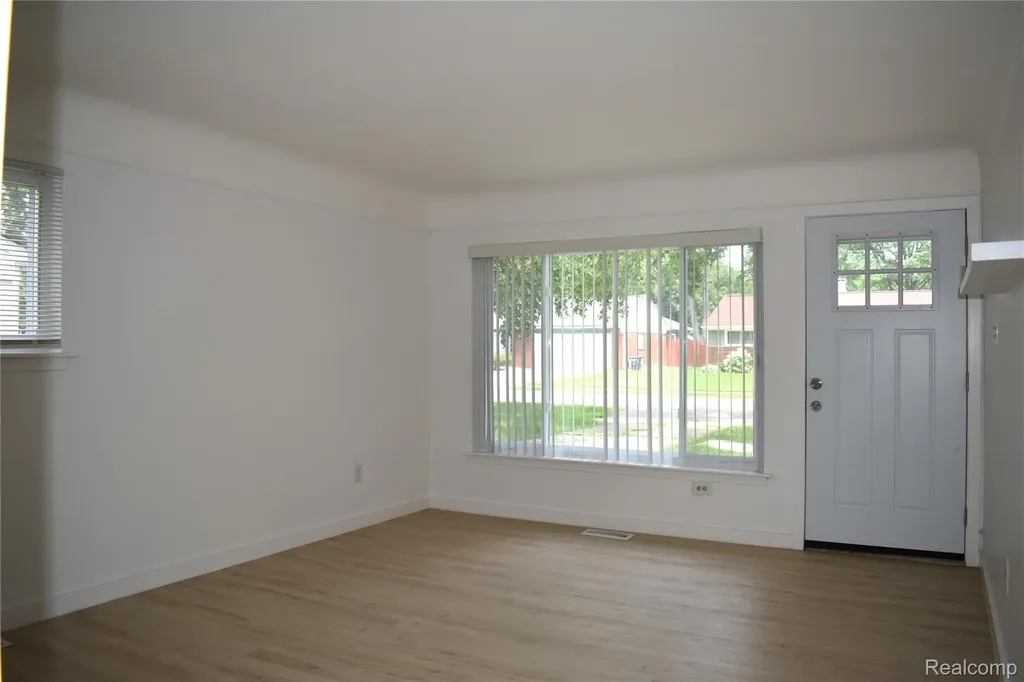 28095 Selkirk Street Southfield City MI 48076