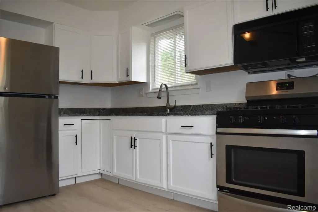 28095 Selkirk Street Southfield City MI 48076
