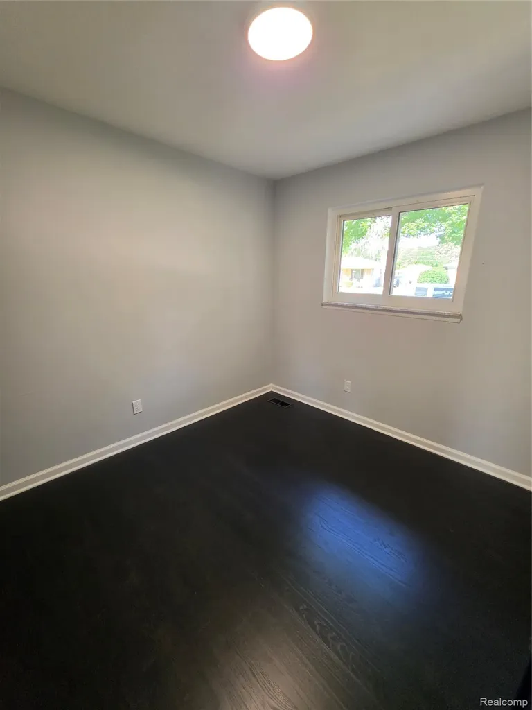 27442 Liberty Drive Warren City MI 48092