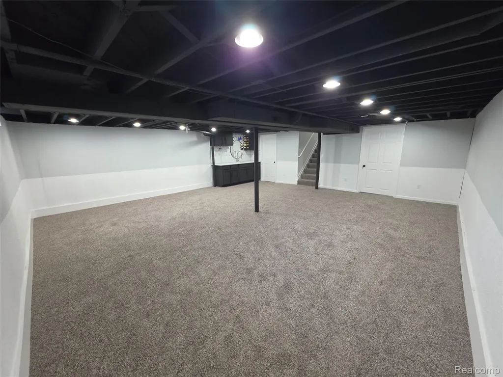 27442 Liberty Drive Warren City MI 48092