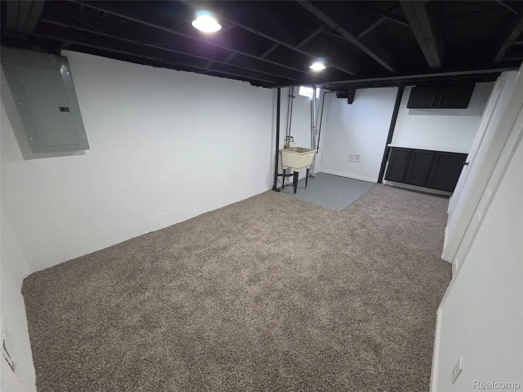 27442 Liberty Drive Warren City MI 48092