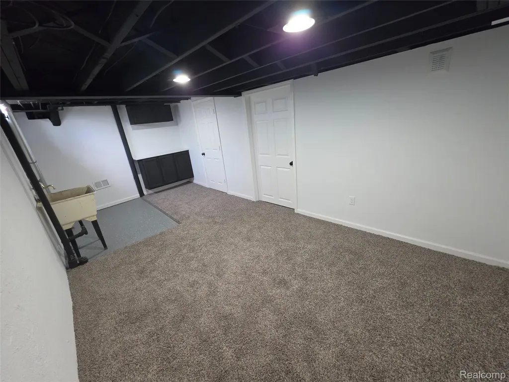 27442 Liberty Drive Warren City MI 48092