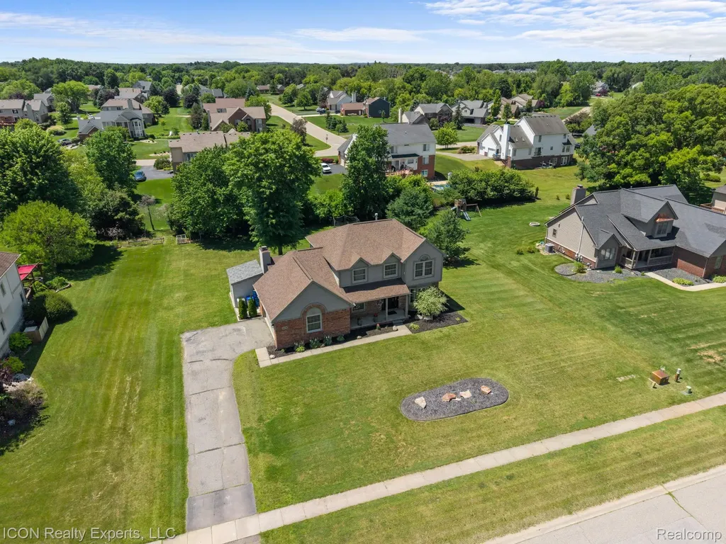 11016 Pembrooke Circle Green Oak Township MI 48178