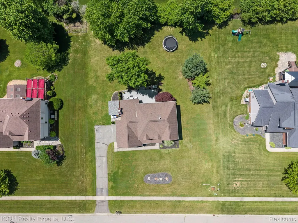 11016 Pembrooke Circle Green Oak Township MI 48178