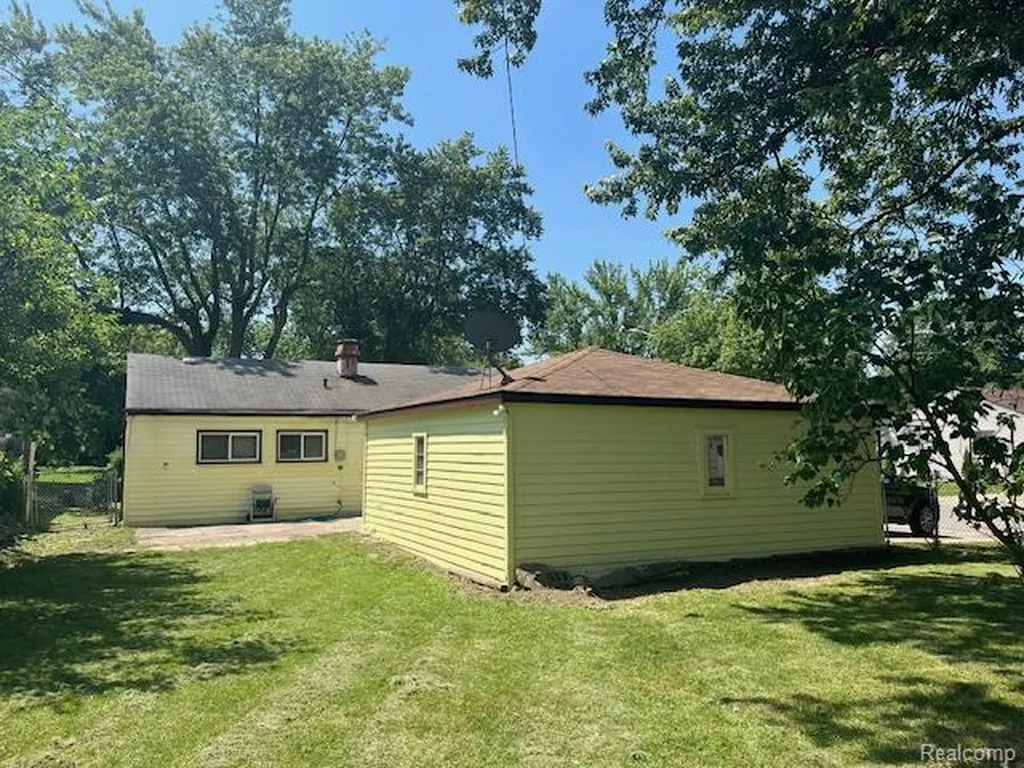 451 3rd Avenue Pontiac City MI 48340