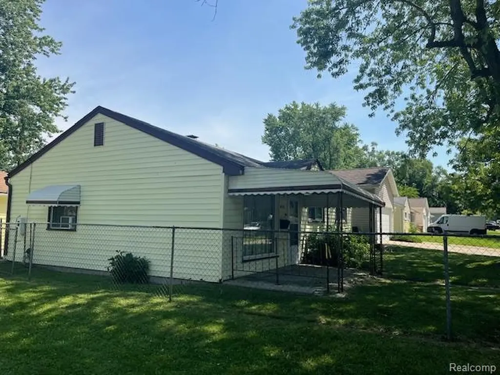 451 3rd Avenue Pontiac City MI 48340
