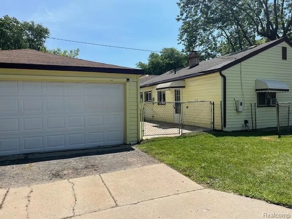 451 3rd Avenue Pontiac City MI 48340
