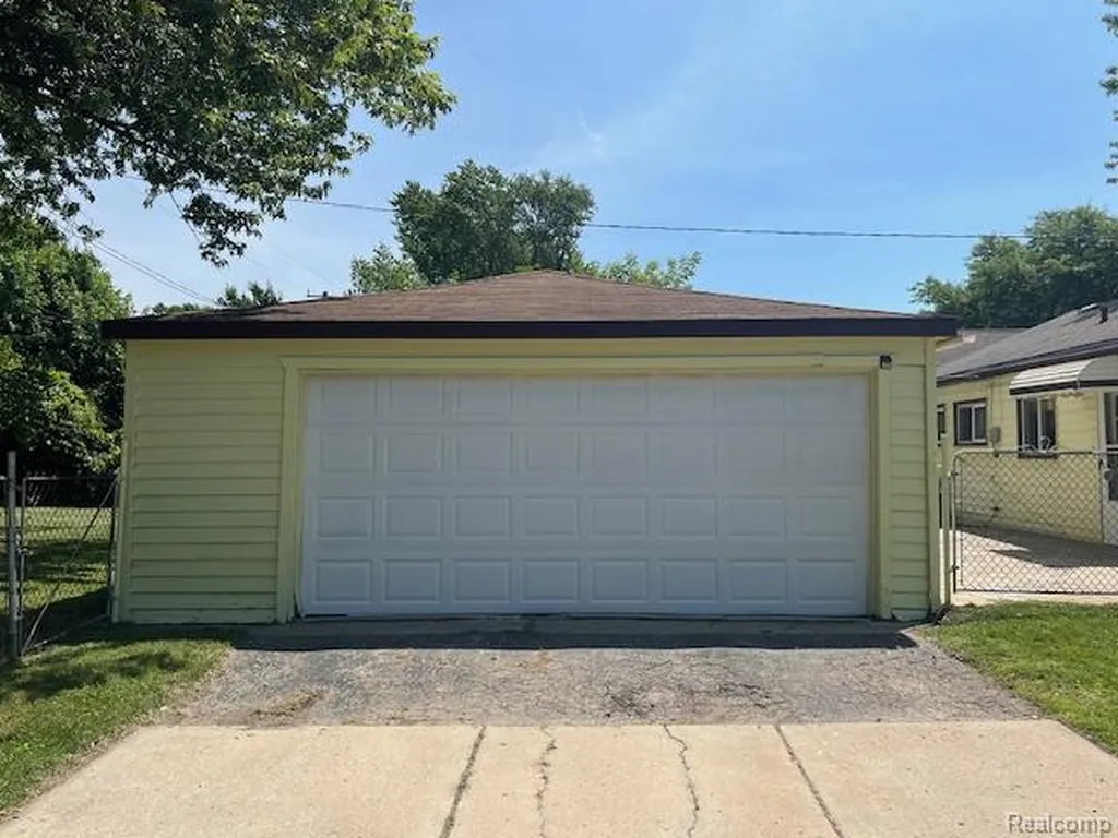 451 3rd Avenue Pontiac City MI 48340