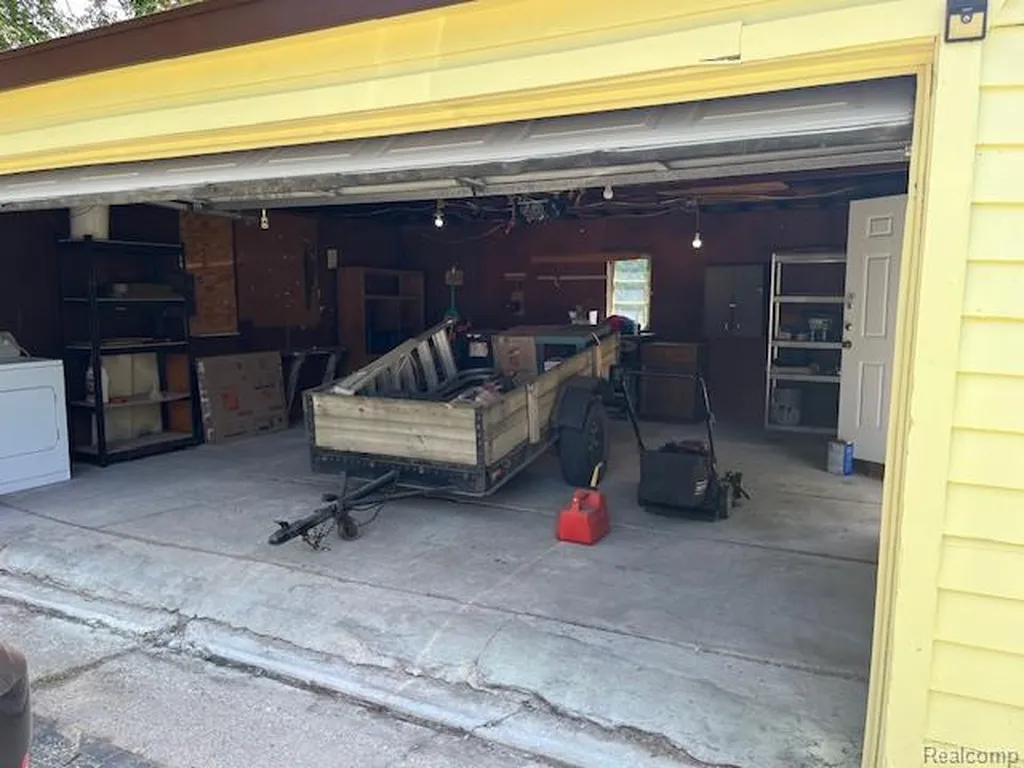 451 3rd Avenue Pontiac City MI 48340
