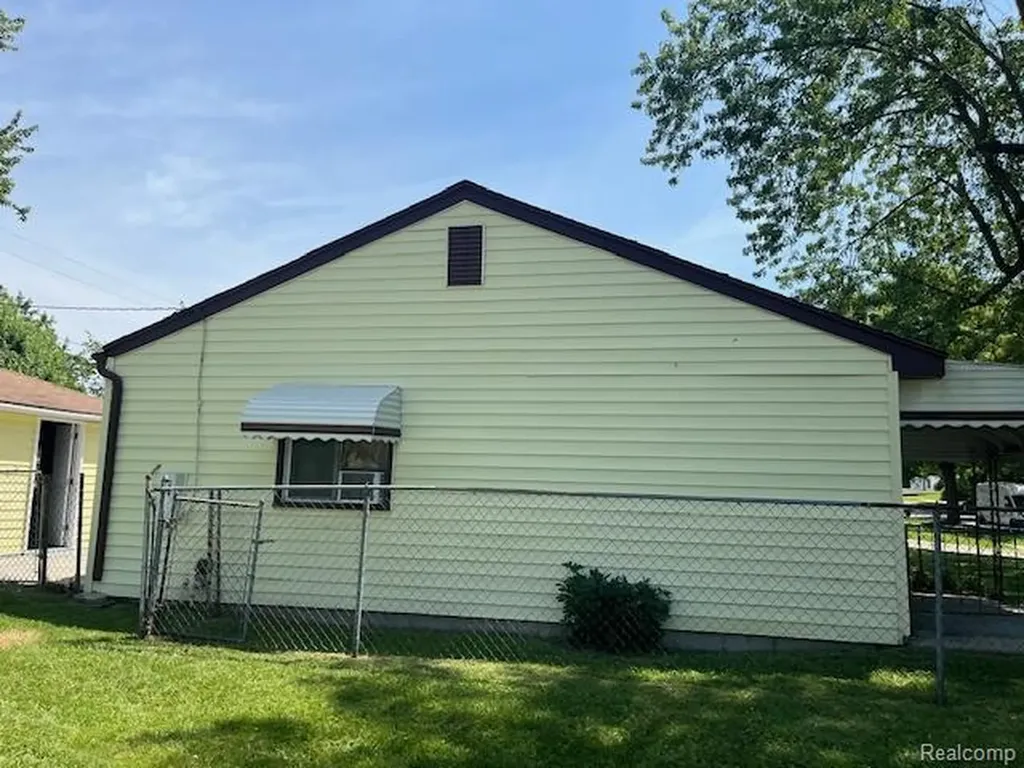 451 3rd Avenue Pontiac City MI 48340