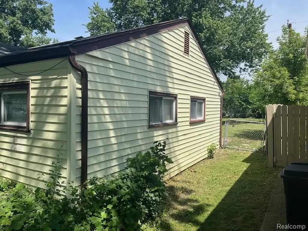 451 3rd Avenue Pontiac City MI 48340