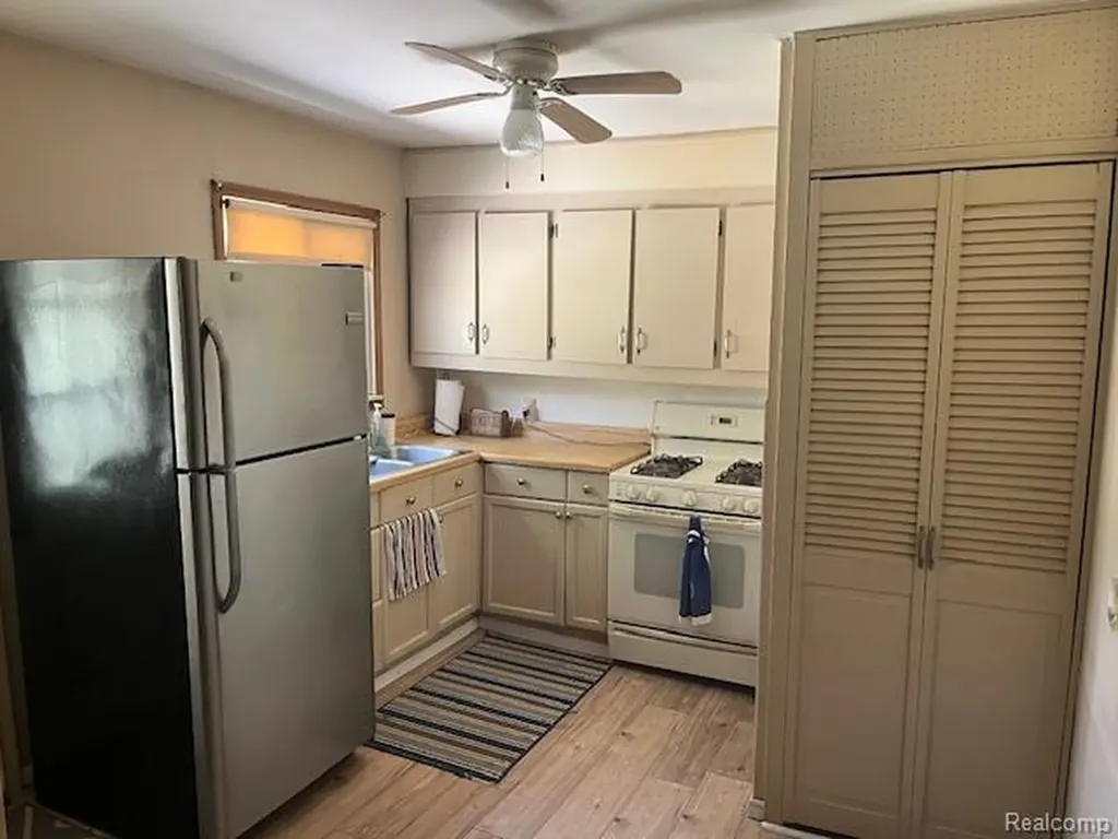 451 3rd Avenue Pontiac City MI 48340