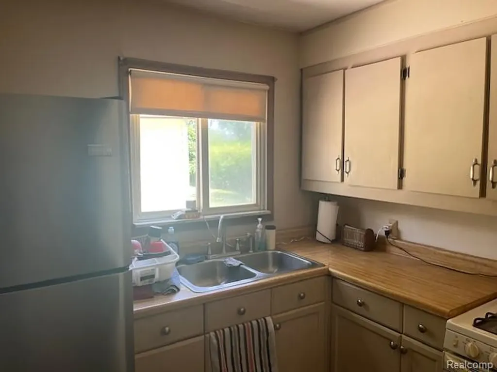 451 3rd Avenue Pontiac City MI 48340