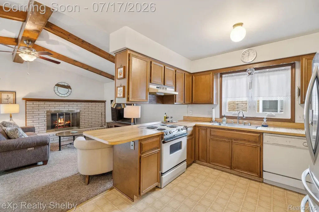 15175 La Grande Plaza Warren City MI 48088