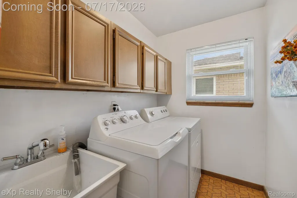 15175 La Grande Plaza Warren City MI 48088
