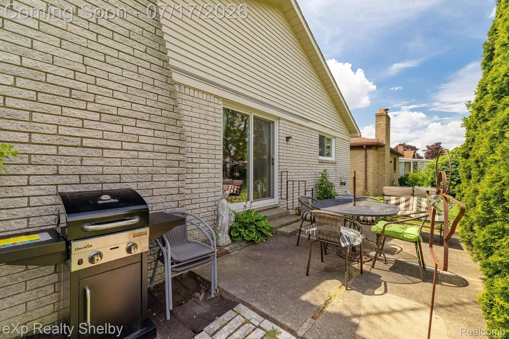 15175 La Grande Plaza Warren City MI 48088