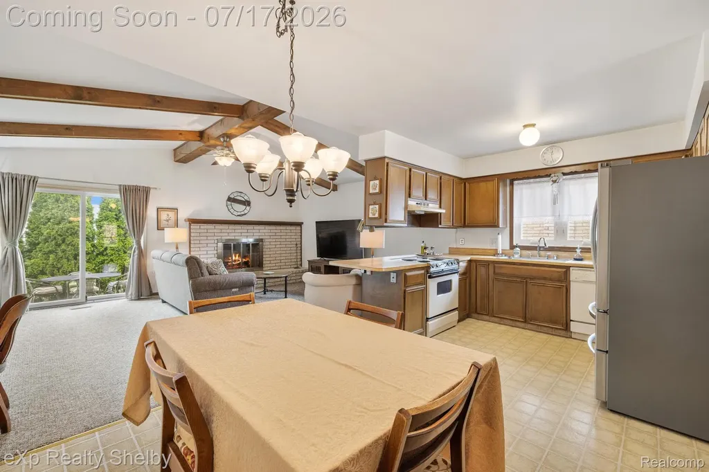 15175 La Grande Plaza Warren City MI 48088