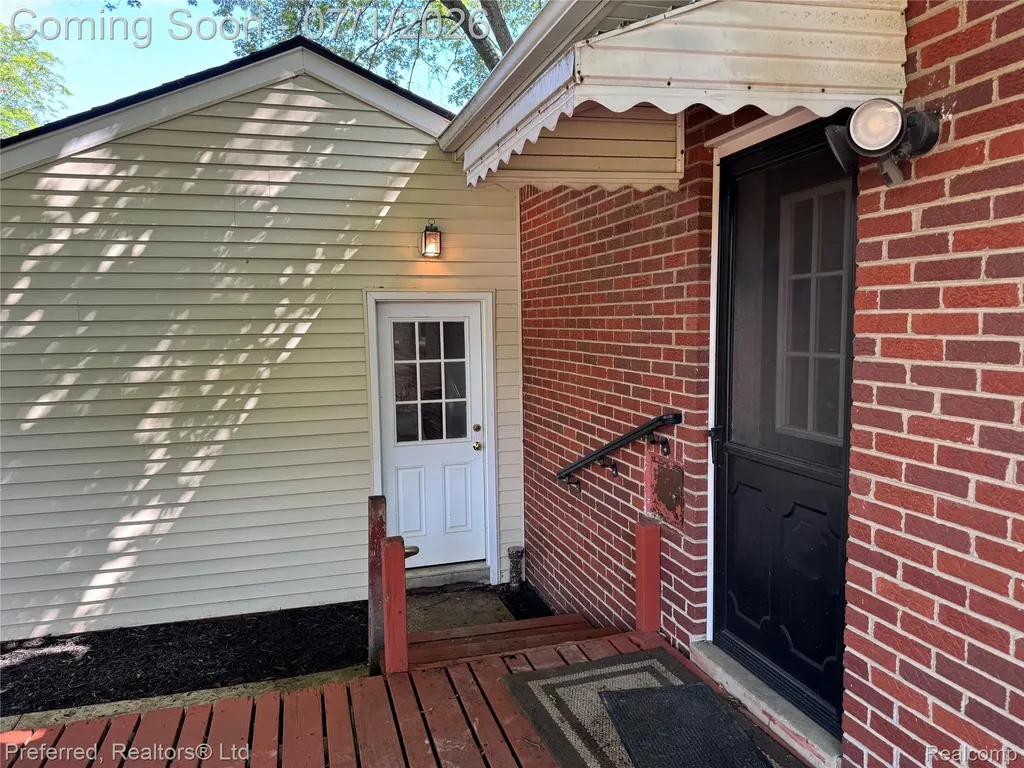 15625 Surrey Street Livonia City MI 48154