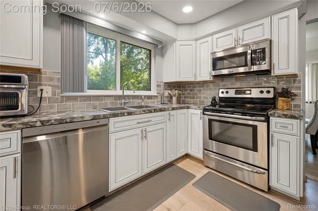 26207 Meadowbrook Way Lathrup Village City MI 48076