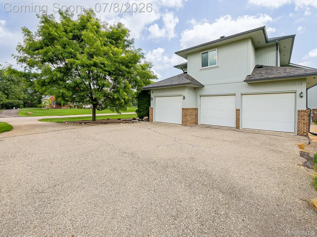 6398 High Valley Drive White Lake Charter Township MI 48383