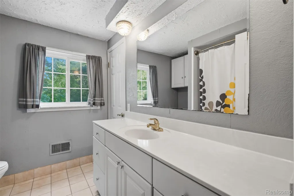 7208 Banks Waterford Charter Township MI 48327