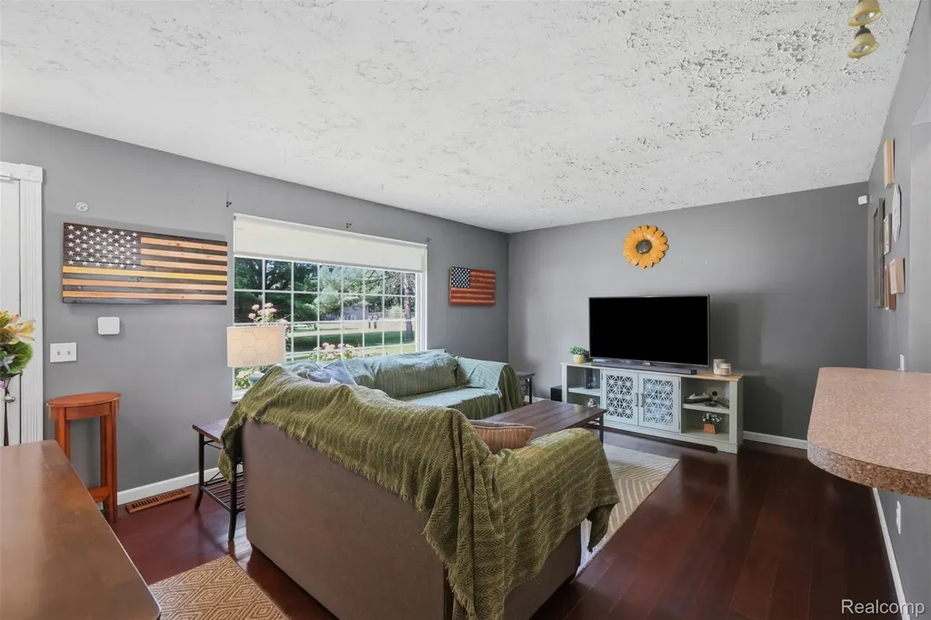 7208 Banks Waterford Charter Township MI 48327