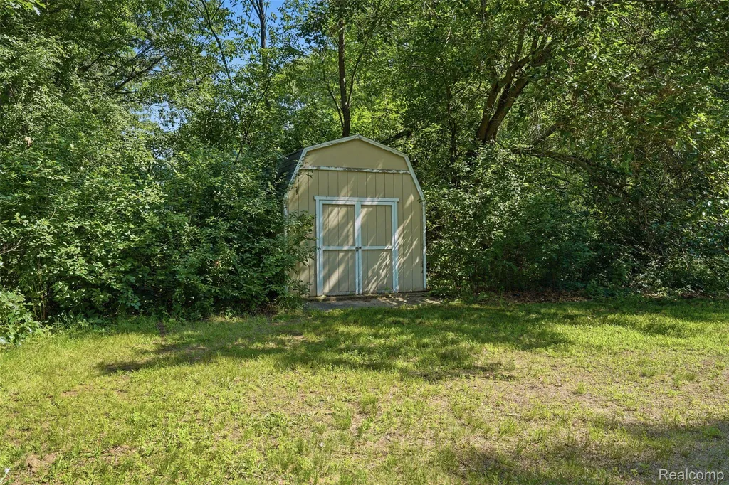 7208 Banks Waterford Charter Township MI 48327