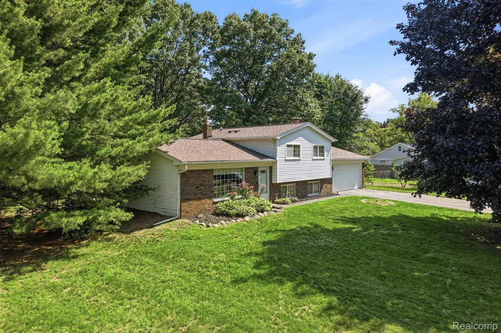 7208 Banks Waterford Charter Township MI 48327