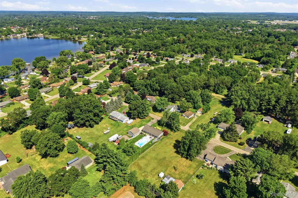 7208 Banks Waterford Charter Township MI 48327