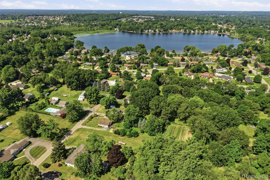 7208 Banks Waterford Charter Township MI 48327