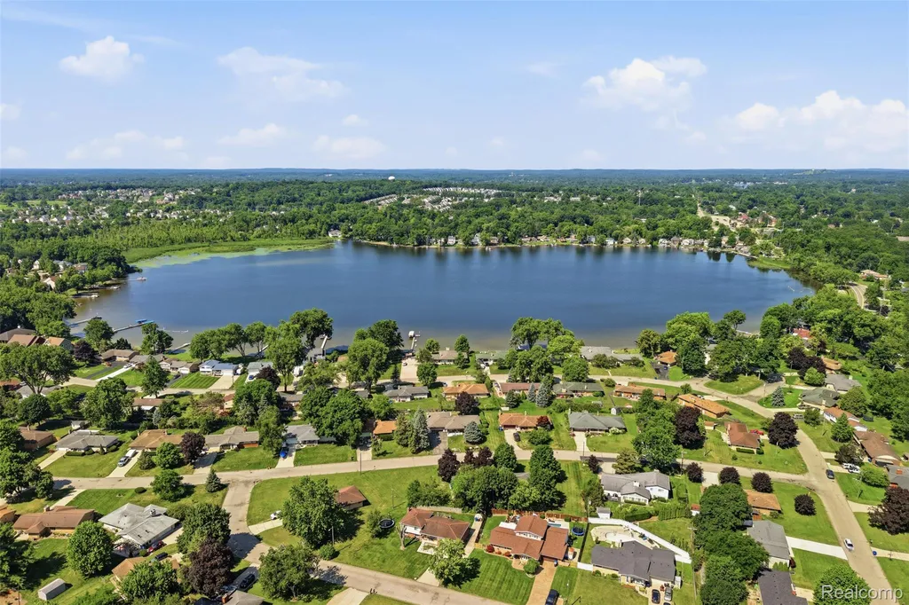 7208 Banks Waterford Charter Township MI 48327