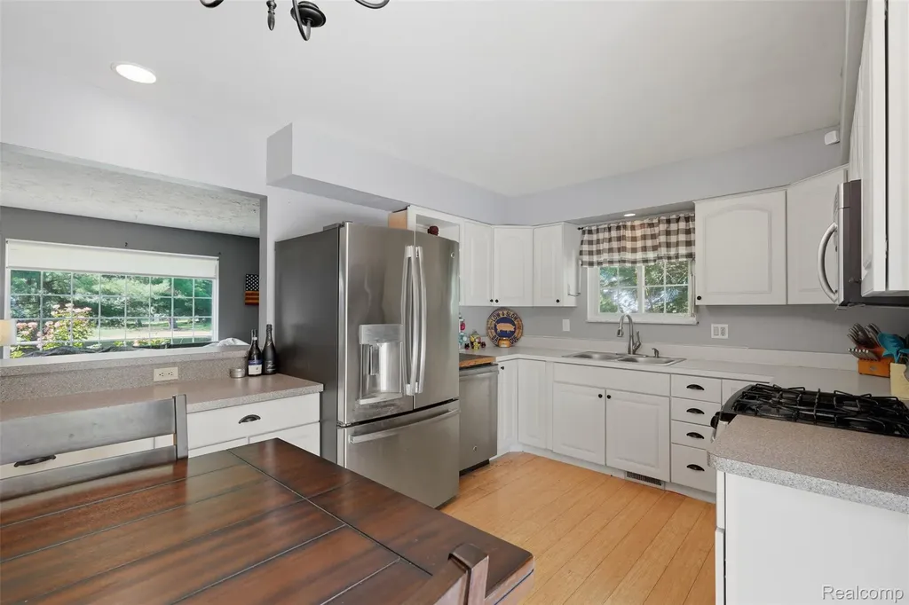 7208 Banks Waterford Charter Township MI 48327