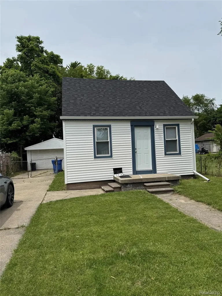 12415 Vernon Avenue Warren City MI 48089