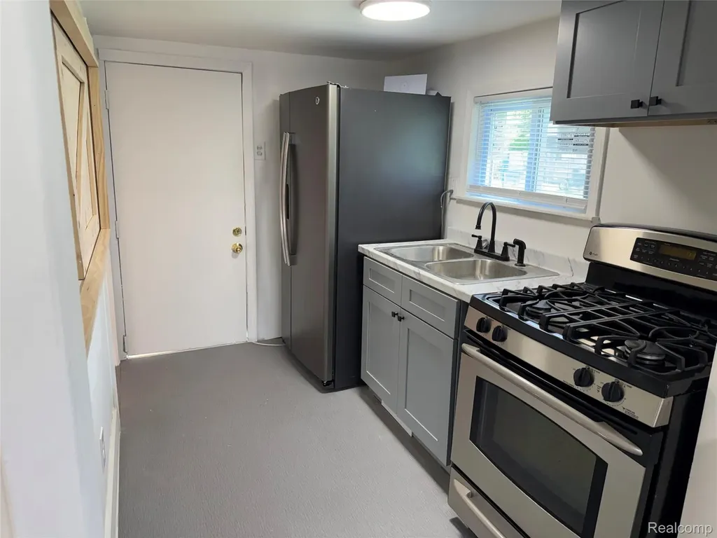 12415 Vernon Avenue Warren City MI 48089