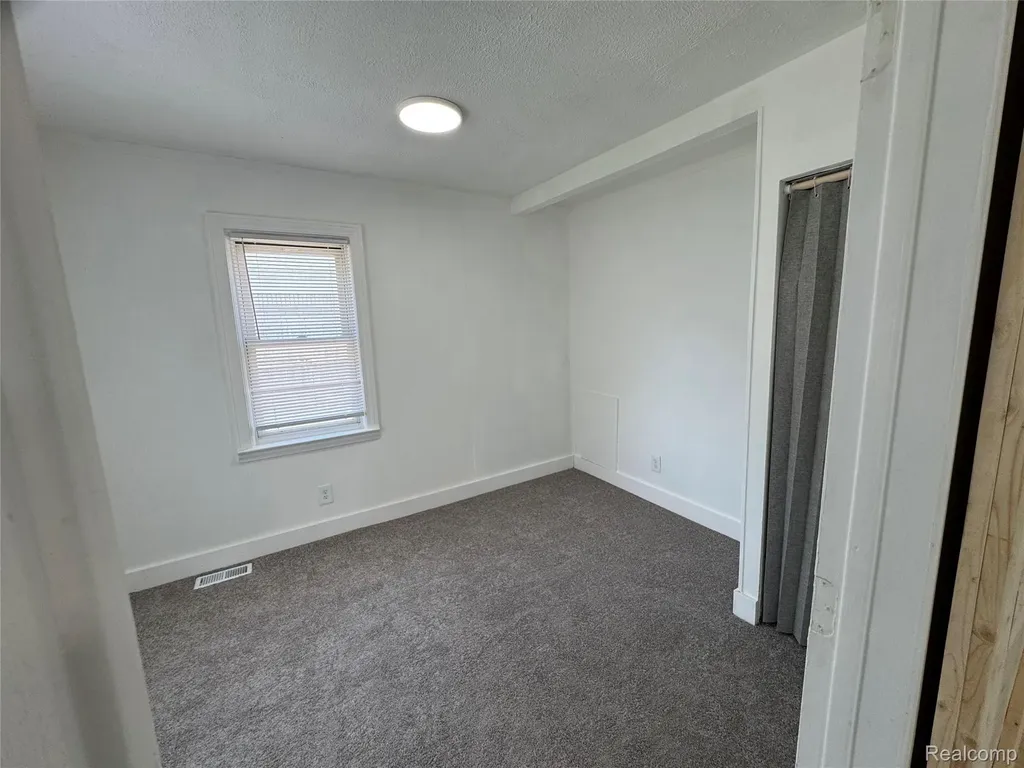 12415 Vernon Avenue Warren City MI 48089