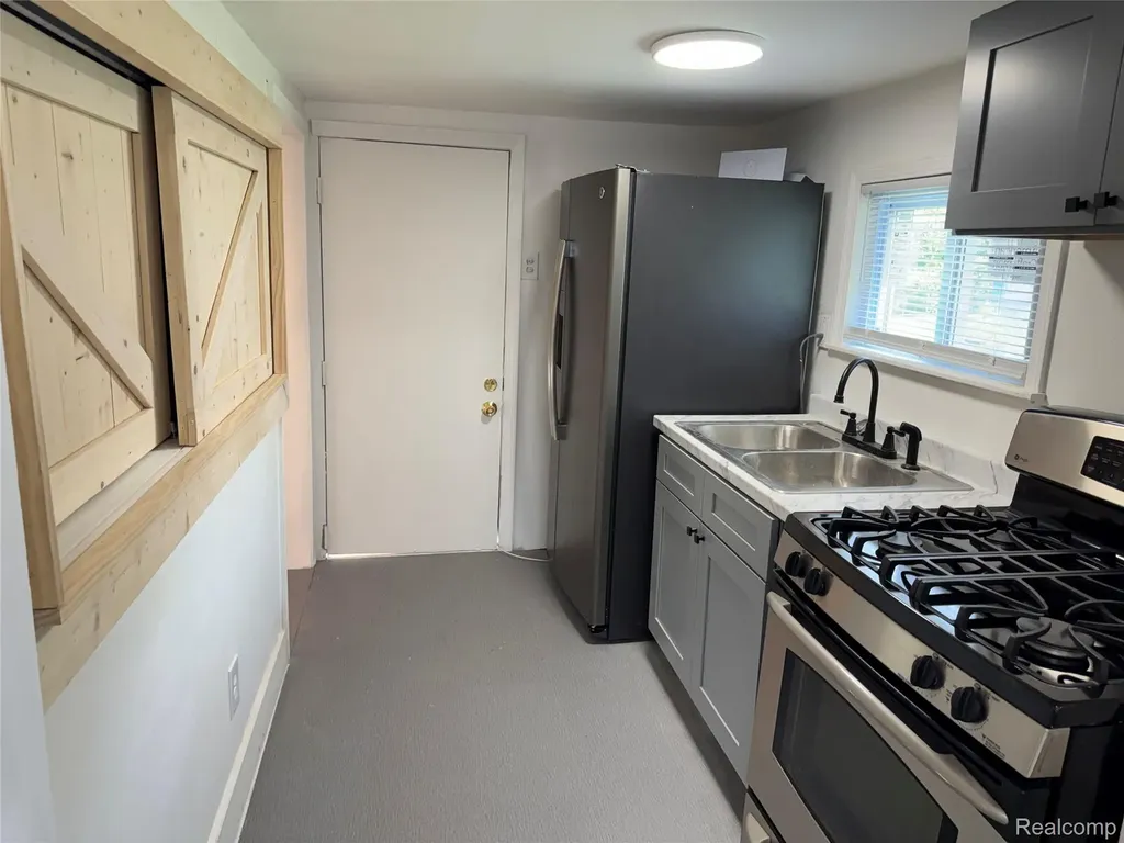 12415 Vernon Avenue Warren City MI 48089
