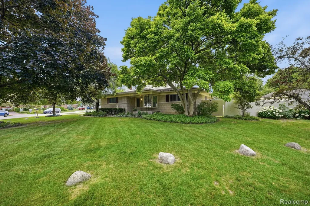 17320 Brill Drive Clinton Charter Township MI 48035