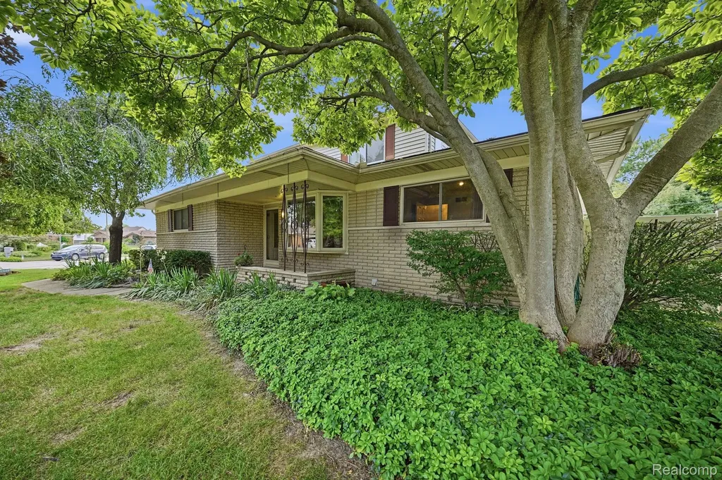 17320 Brill Drive Clinton Charter Township MI 48035