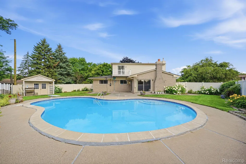 17320 Brill Drive Clinton Charter Township MI 48035
