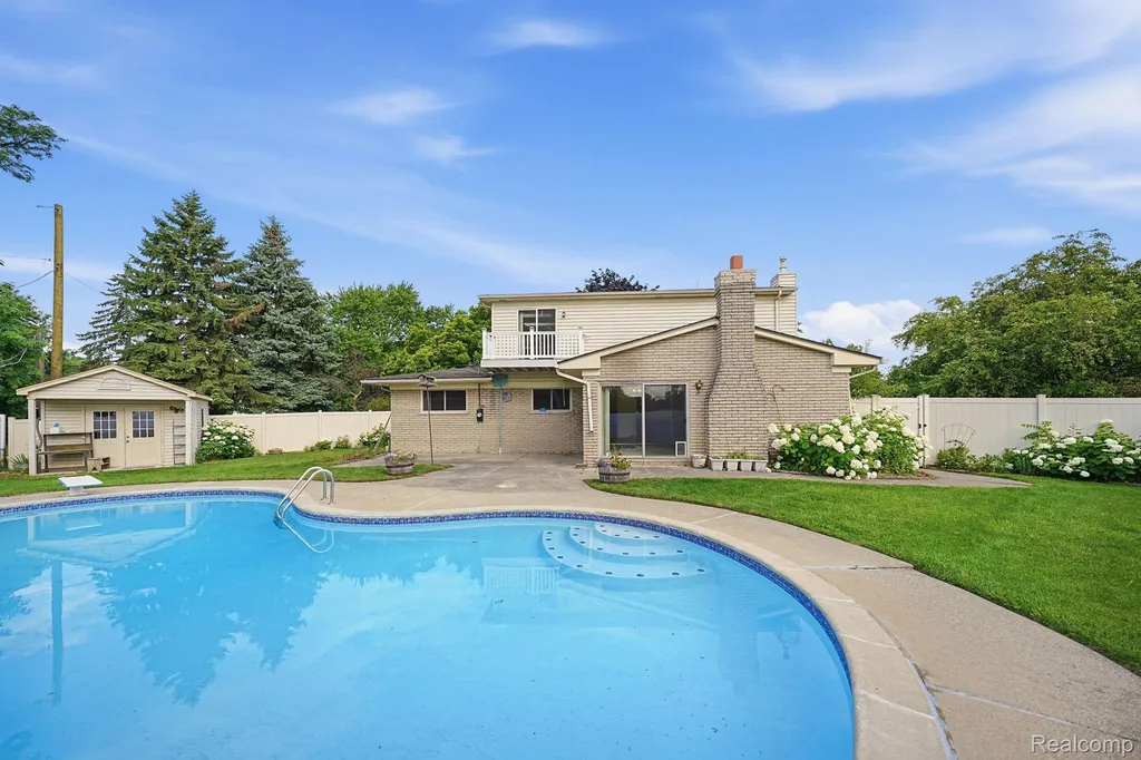17320 Brill Drive Clinton Charter Township MI 48035