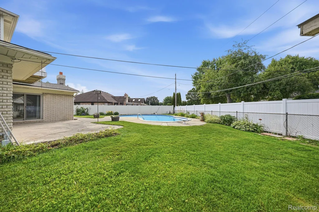 17320 Brill Drive Clinton Charter Township MI 48035
