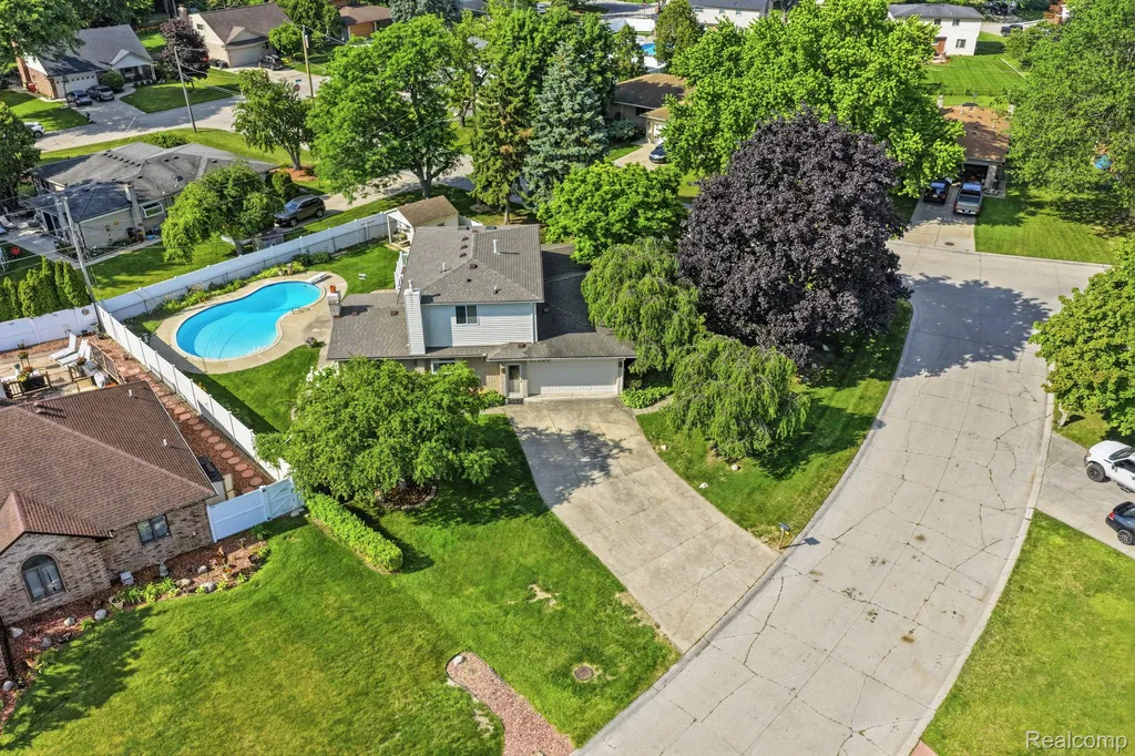 17320 Brill Drive Clinton Charter Township MI 48035