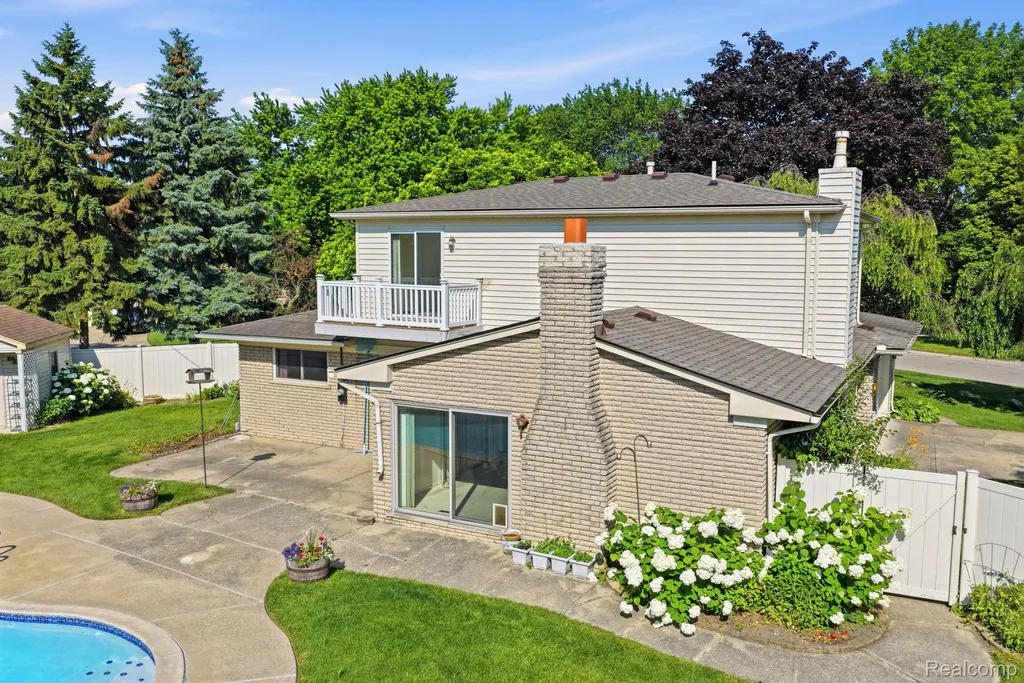17320 Brill Drive Clinton Charter Township MI 48035