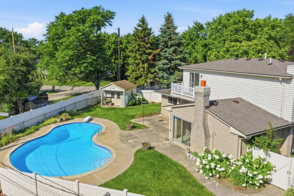 17320 Brill Drive Clinton Charter Township MI 48035