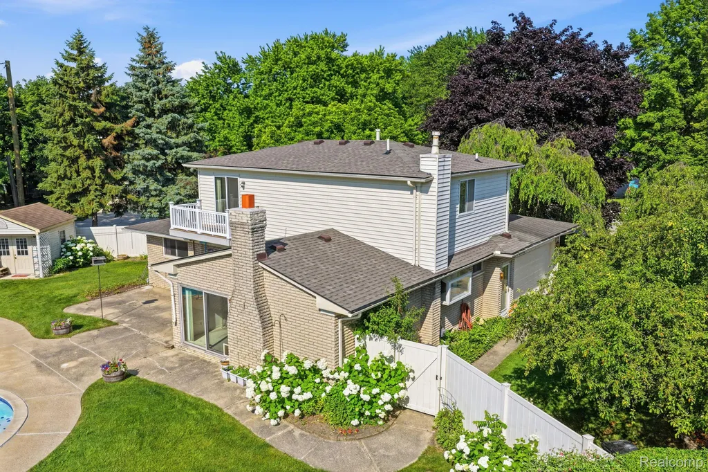 17320 Brill Drive Clinton Charter Township MI 48035