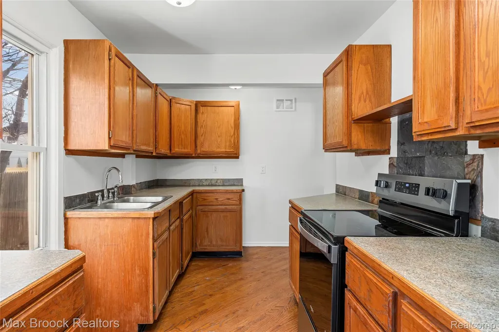20240 Hollywood Street Harper Woods City MI 48225