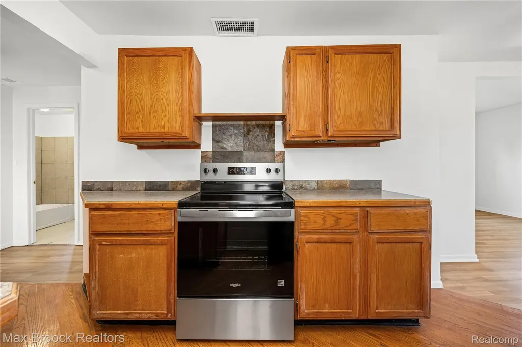 20240 Hollywood Street Harper Woods City MI 48225